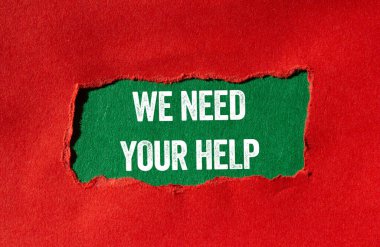 Yeşil arka plandaki yırtık kırmızı kağıda yazılı yardım mesajına ihtiyacımız var. Kavramsal olarak yardım sembolüne ihtiyacımız var. Boşluğu kopyala.