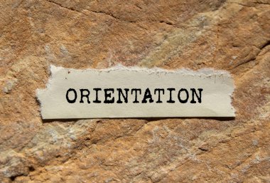 Yırtık kağıda yazılmış oryantasyon mesajı. Kavramsal yönelim sembolü. Boşluğu kopyala.