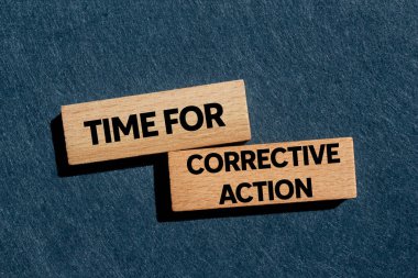 Gri arkaplandaki tahta bloklara yazılmış düzeltici eylem mesajı zamanı. Düzeltici eylem sembolü için kavramsal zaman. Boşluğu kopyala.