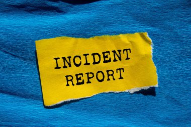 Olay raporu mavi arka plandaki yırtık sarı kağıda yazılmış. Kavramsal olay raporu sembolü. Boşluğu kopyala.