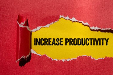 Sarı arka plandaki yırtık kırmızı kağıda yazılan verimlilik mesajını çoğalt. Kavramsal üretkenlik sembolü. Boşluğu kopyala.