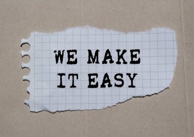 Kağıt arkaplanda yırtık kağıt parçasına kolay bir mesaj yazacağız. Kavramsal olarak bunu kolay bir sembol haline getiririz. Boşluğu kopyala.