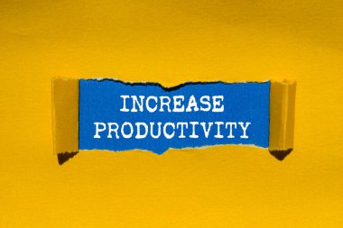 Mavi arka plandaki yırtık sarı kağıtta yazılan verimlilik mesajını çoğalt. Kavramsal üretkenlik sembolü. Boşluğu kopyala.