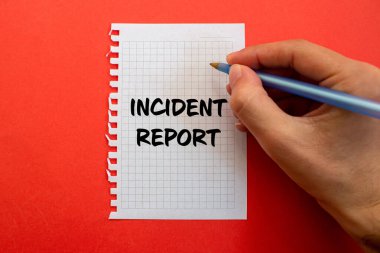 Kırmızı arkaplanda beyaz kağıda yazılmış olay raporu mesajı. Kavramsal olay raporu sembolü. Boşluğu kopyala.