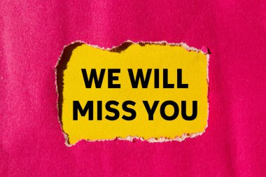 Sarı arka plandaki yırtık pembe kağıda yazdığın mesajı özleyeceğiz. Kavramsal olarak senin sembolünü özleyeceğiz. Boşluğu kopyala.