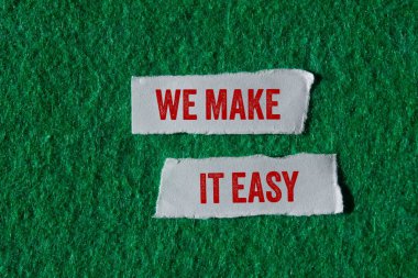 Yeşil arka plandaki yırtık kağıt parçalarına kolayca mesaj yazabiliriz. Kavramsal olarak bunu kolay bir sembol haline getiririz. Boşluğu kopyala.