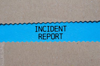 Olay raporu mavi arka plandaki yırtık kağıda yazılmış. Kavramsal olay raporu sembolü. Boşluğu kopyala.