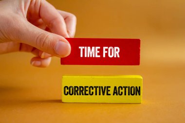 Kahverengi arka planda tahta bloklara yazılmış düzeltici eylem mesajı zamanı. Düzeltici eylem sembolü için kavramsal zaman. Boşluğu kopyala.