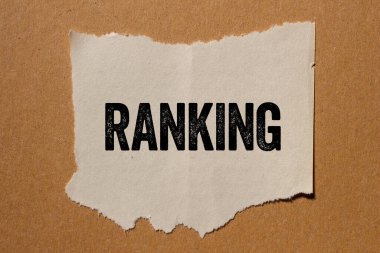 Kahverengi arka planda yırtık kağıt parçasına yazılmış sıralama mesajı. Kavramsal sıralama sembolü. Boşluğu kopyala.