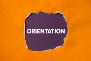 Mor arka planda yırtık turuncu kağıda oryantasyon mesajı yazılmış. Kavramsal yönelim sembolü. Boşluğu kopyala.