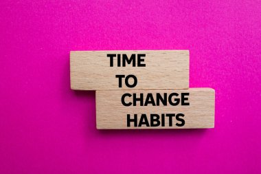 Ahşap bloklara pembe arka planda yazılmış alışkanlık mesajlarını değiştirme zamanı. Alışkanlık sembolünü değiştirmek için kavramsal zaman. Boşluğu kopyala.