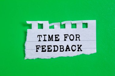 Yırtık kağıda yeşil zemin üzerine yazılan geri bildirim mesajı zamanı. Geri bildirim sembolü için kavramsal zaman. Boşluğu kopyala.