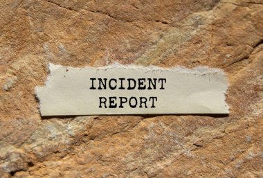 Yırtılan kağıtta taş zeminde olay raporu mesajı var. Kavramsal olay raporu sembolü. Boşluğu kopyala.