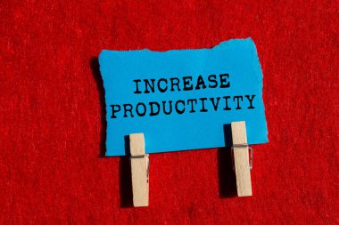 Mavi arkaplandaki yırtık mavi kağıt parçasına yazılan verimlilik mesajını çoğalt. Kavramsal üretkenlik sembolü. Boşluğu kopyala.