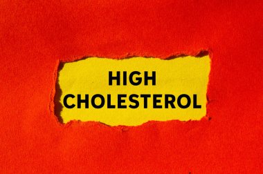 Sarı arka planda yırtık kırmızı kağıda yüksek kolesterol mesajı yazılmış. Kavramsal yüksek kolesterol sembolü. Boşluğu kopyala.