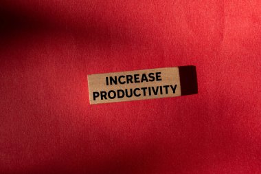 Ahşap bloktaki kırmızı zemin üzerindeki verimlilik mesajını arttır. Kavramsal üretkenlik sembolü. Boşluğu kopyala.