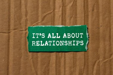 Karton arka planda yırtık yeşil kağıt parçasına yazılmış ilişki mesajlarıyla ilgili. Kavramsal her şey ilişkiler sembolüdür. Boşluğu kopyala.