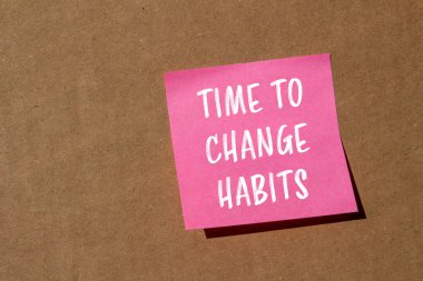 Kahverengi arka planda pembe kağıda yazılmış alışkanlıkları değiştirme zamanı. Alışkanlık sembolünü değiştirmek için kavramsal zaman. Boşluğu kopyala.