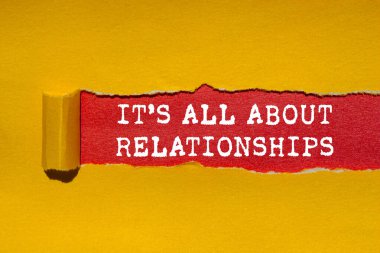 Her şey kırmızı arka plandaki yırtık sarı kağıda yazılmış ilişki mesajlarıyla ilgili. Kavramsal her şey ilişkiler sembolüdür. Boşluğu kopyala.