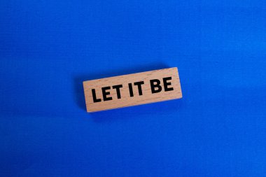 Mavi arka planda tahta bloğa yazılmış bir mesaj olsun. Kavramsal bırak sembol olsun. Boşluğu kopyala.