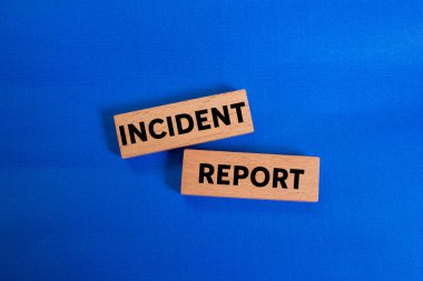 Olay raporu mavi arka plandaki tahta bloklara yazılmış. Kavramsal olay raporu sembolü. Boşluğu kopyala.