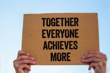 Birlikte herkes karton tabela üzerine yazılmış daha fazla mesaja ulaşır. Kavramsal olarak herkes daha fazla sembol elde eder. Boşluğu kopyala.