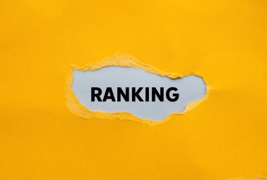 Gri arkaplandaki yırtık sarı kağıda yazılmış mesaj. Kavramsal sıralama sembolü. Boşluğu kopyala.