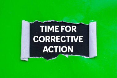 Siyah arka planda yırtık yeşil kağıda yazılmış düzeltici eylem mesajı zamanı. Düzeltici eylem sembolü için kavramsal zaman. Boşluğu kopyala.