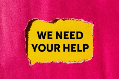 Sarı arka plandaki yırtık pembe kağıda yazılı yardım mesajına ihtiyacımız var. Kavramsal olarak yardım sembolüne ihtiyacımız var. Boşluğu kopyala.