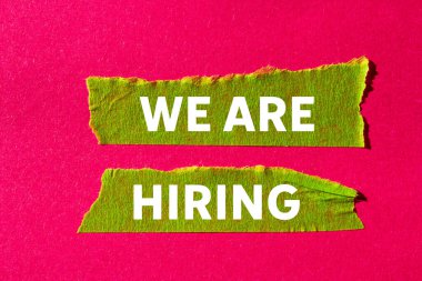 Pembe arka planda yırtık yeşil bant üzerine yazılmış bir mesajı işe alıyoruz. Kavramsal olarak sembol kiralıyoruz. Boşluğu kopyala.