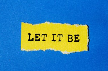 Mavi arka planda yırtık sarı kağıda yazılmış bir mesaj olsun. Kavramsal bırak sembol olsun. Boşluğu kopyala.