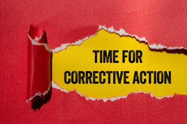 Sarı arka planda yırtık kırmızı kağıda yazılan düzeltme işlemi zamanı. Düzeltici eylem sembolü için kavramsal zaman. Boşluğu kopyala.