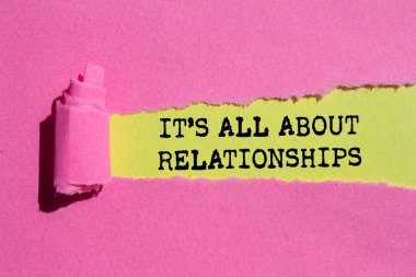 Her şey, sarı arka plandaki yırtık pembe kağıda yazılmış ilişki mesajlarıyla ilgili. Kavramsal her şey ilişkiler sembolüdür. Boşluğu kopyala.