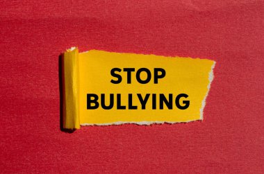 Kırmızı arka planda yırtık sarı kağıda yazılmış mesajlara zorbalık etmeyi bırak. Kavramsal zorbalık sembolünü durdur. Boşluğu kopyala.