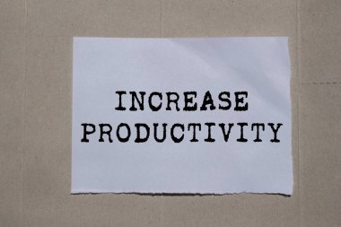 Karton arka plandaki yırtık kağıda yazılan verimlilik mesajını çoğalt. Kavramsal üretkenlik sembolü. Boşluğu kopyala.