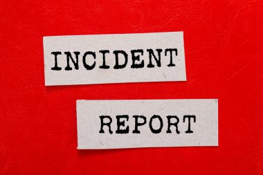 Olay raporunu kırmızı arka plandaki kağıt parçalarına yazdım. Kavramsal olay raporu sembolü. Boşluğu kopyala.