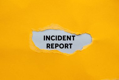 Gri arka planda yırtık sarı kağıda yazılmış olay raporu. Kavramsal olay raporu sembolü. Boşluğu kopyala.