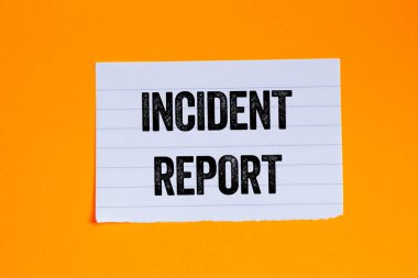 Turuncu arka planda yırtık beyaz kağıt parçasına yazılmış olay raporu. Kavramsal olay raporu sembolü. Boşluğu kopyala.