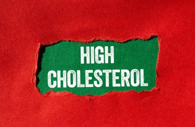 Yeşil arka planda yırtık kırmızı kağıda yüksek kolesterol mesajı yazılmış. Kavramsal yüksek kolesterol sembolü. Boşluğu kopyala.