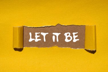 Kahverengi arka planda yırtık sarı kağıda yazılmış bir mesaj olsun. Kavramsal bırak sembol olsun. Boşluğu kopyala.