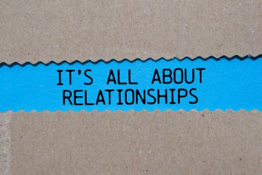 Her şey, mavi arka plandaki yırtık kağıda yazılmış ilişki mesajlarıyla ilgili. Kavramsal her şey ilişkiler sembolüdür. Boşluğu kopyala.