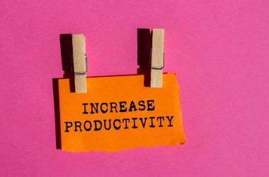 Pembe arka plandaki yırtık turuncu kağıda yazılan verimlilik mesajını çoğalt. Kavramsal üretkenlik sembolü. Boşluğu kopyala.