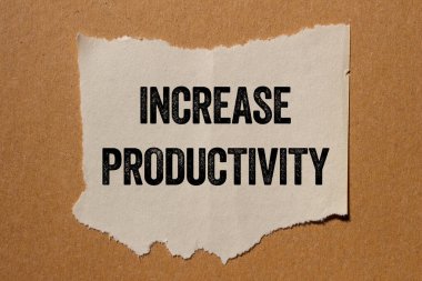 Kahverengi arkaplandaki yırtık kağıt parçasına yazılan verimlilik mesajını çoğalt. Kavramsal üretkenlik sembolü. Boşluğu kopyala.