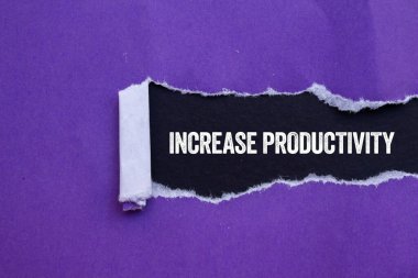 Siyah arka plandaki yırtık mor kağıda yazılan verimlilik mesajını çoğalt. Kavramsal üretkenlik sembolü. Boşluğu kopyala.