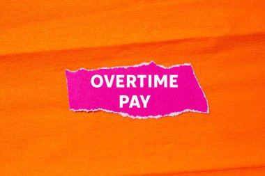 Turuncu arka planda yırtık pembe kağıda fazla mesai ödemesi mesajı yazılmış. Kavramsal fazla mesai ödeme sembolü. Boşluğu kopyala.