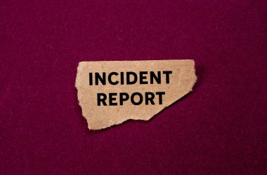 Olay raporunu mor arka planda yırtık kahverengi kağıt parçasına yazmış. Kavramsal olay raporu sembolü. Boşluğu kopyala.