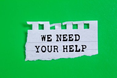 Yeşil arka plandaki yırtık kağıda yazdığın yardım mesajına ihtiyacımız var. Kavramsal olarak yardım sembolüne ihtiyacımız var. Boşluğu kopyala.