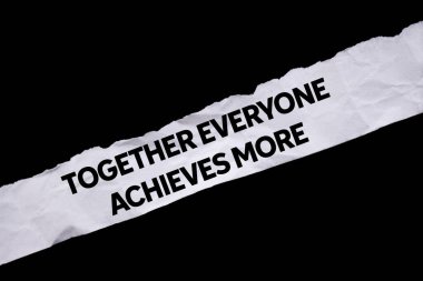 Birlikte herkes siyah arka planda yırtık beyaz kağıda yazılmış daha fazla mesaja ulaşır. Kavramsal olarak herkes daha fazla sembol elde eder. Boşluğu kopyala.