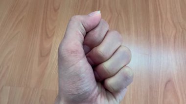 Avuçta el hapları.