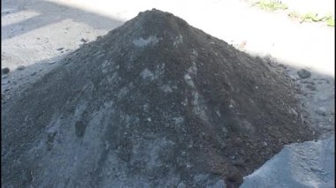 İnşaat ortamında beton harcı karıştıran kürek.